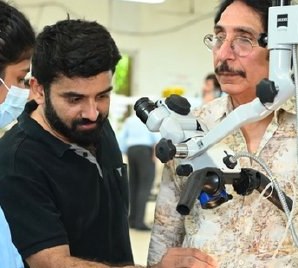 Guiding surgeons at the microscope